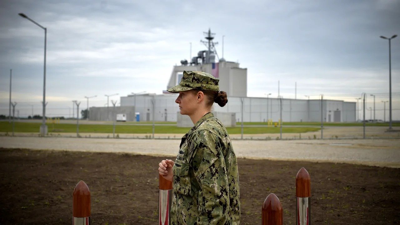 Scutul antirachetă de la Deveselu: o punte strategică în fața noilor amenințări globale România găzduiește unul dintre cele mai importante sisteme de apărare antirachetă din Europa, integrat în strategia NATO de anvergură