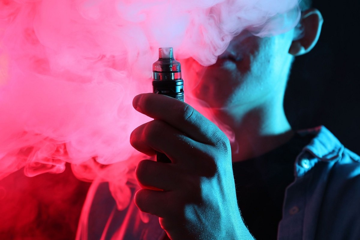 Autoritățile române iau în calcul interzicerea completă a utilizării țigărilor electronice în spații publice închise, într-un efort de a limita expunerea populației la vapori și aerosoli proveniți din aceste dispozitive
