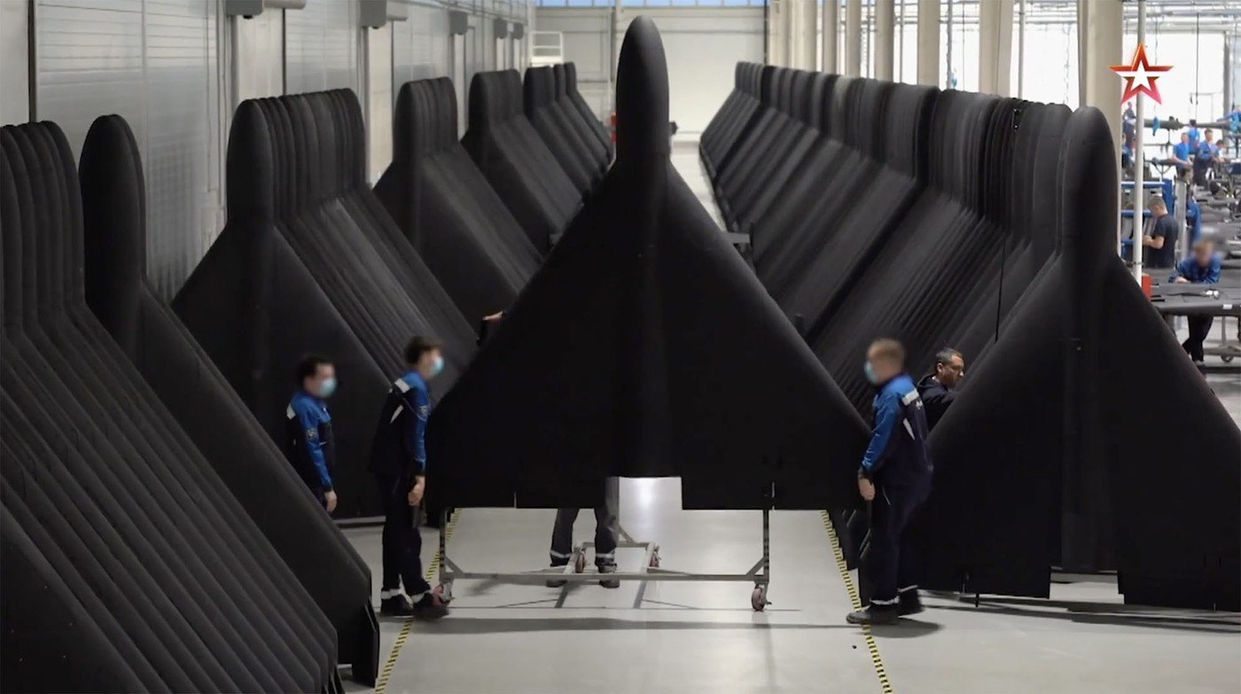 Ofensivă tehnologică în Orientul Mijlociu: Golful negociază achiziția unor drone interceptoare ucrainene pentru a contracara atacurile cu drone iraniene Într-o mișcare considerată extrem de strategică, mai multe țări din Golful Persic sunt angajate în discuții pentru achiziția de drone interceptoare fabricate în Ucraina, în încercarea de a-și consolida apărarea împotriva valului de atacuri cu drone de proveniență iraniană