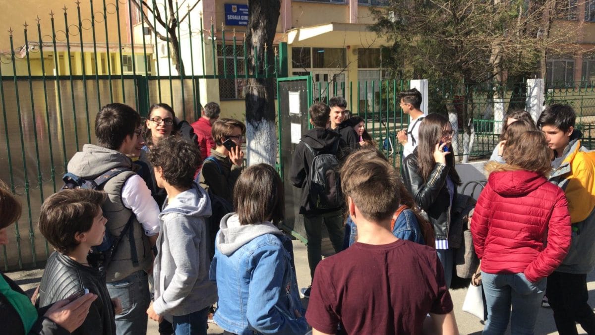 Sindicaliștii din Educație pregătesc boicotul simulărilor naționale: o mișcare masivă de protest anunțată pentru perioada următoare Liderii profesorilor și sindicaliștilor din educație din România au luat o decizie fără precedent în ultimii ani: boicotarea simulărilor naționale, considerând aceste exerciții ca ineficiente și inutile pentru elevi și cadrele didactice