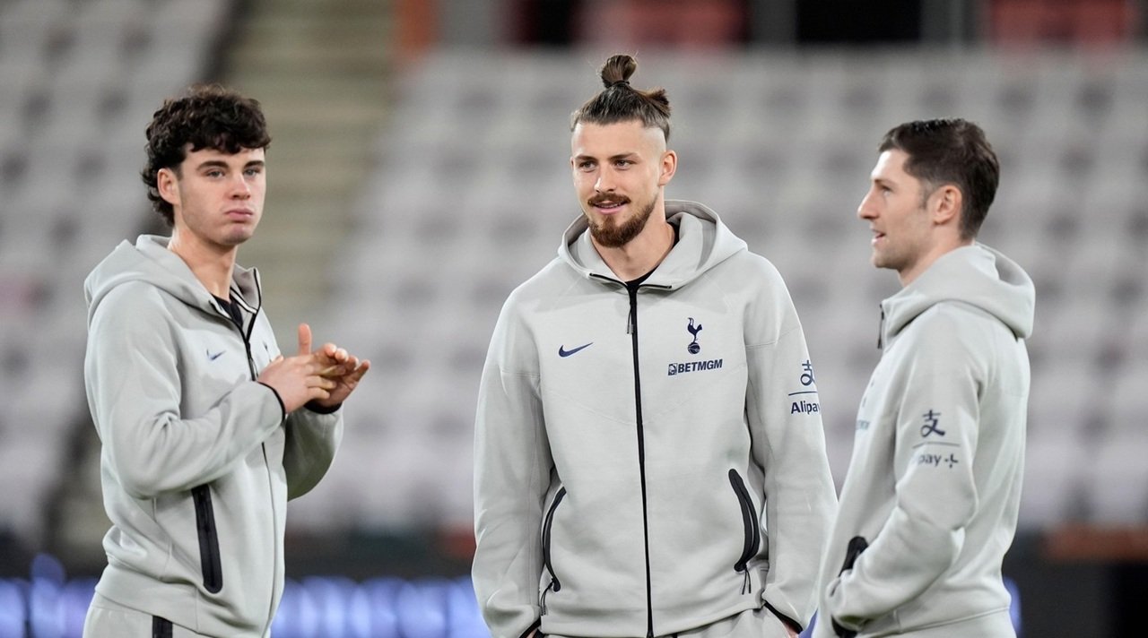 Radu Drăgușin primește o șansă de a-și reconstrui cariera în La Liga, după o perioadă dificilă în Premier League Visul de a juca la cel mai înalt nivel european devine tot mai tangibil pentru Radu Drăgușin, tânărul fundaș român care traversează momente complicate în Anglia