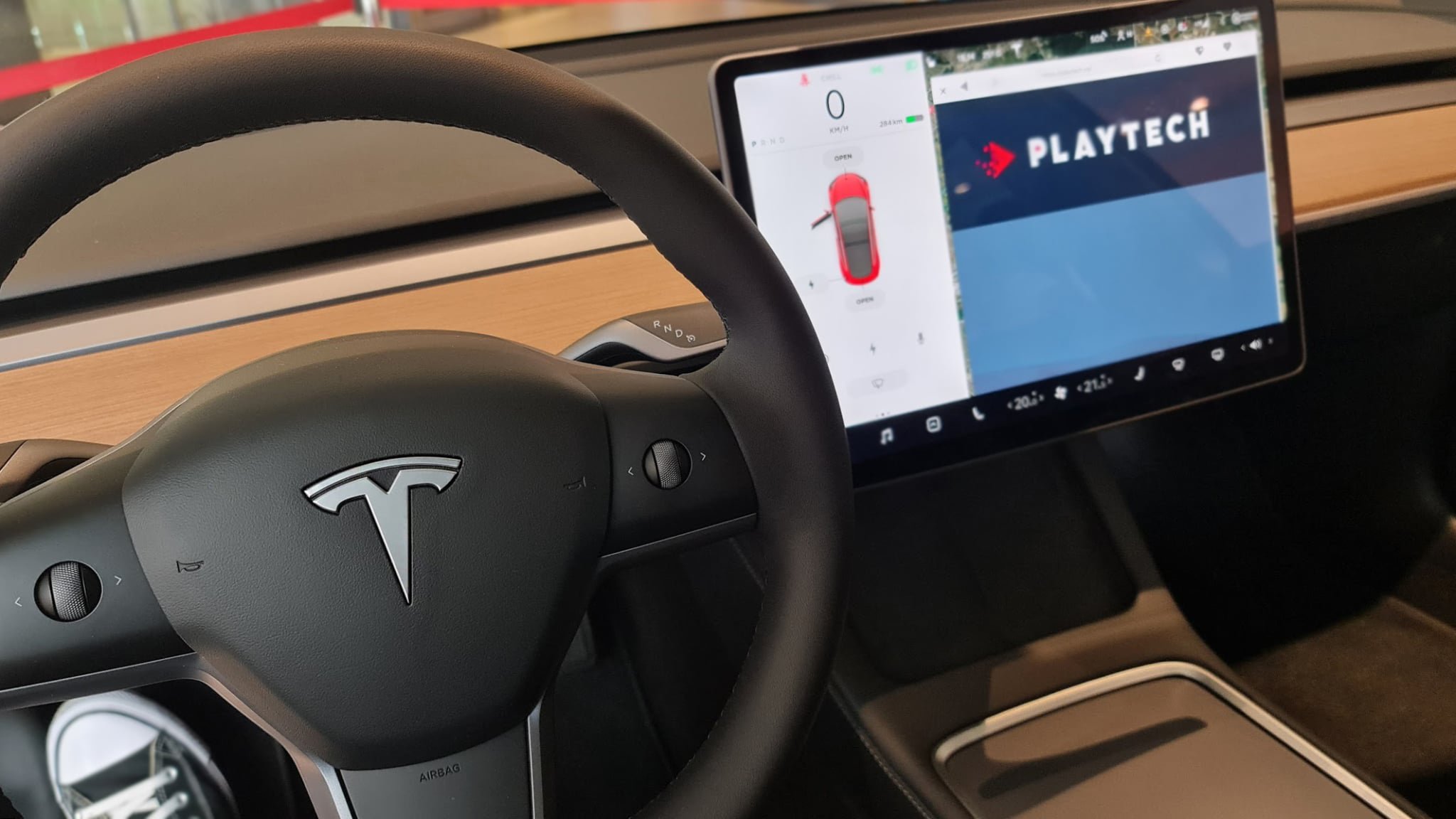 Tesla, din nou în centrul unui scandal major legat de sistemul său de conducere autonomă, a fost protagonistul unui clip viral în care o mașină echipată cu tehnologia Full Self-Driving pare să fi fost pe punctul de a se îndrepta spre un lac, creând controverse și întrebări serioase privind siguranța și promisiunile companiei