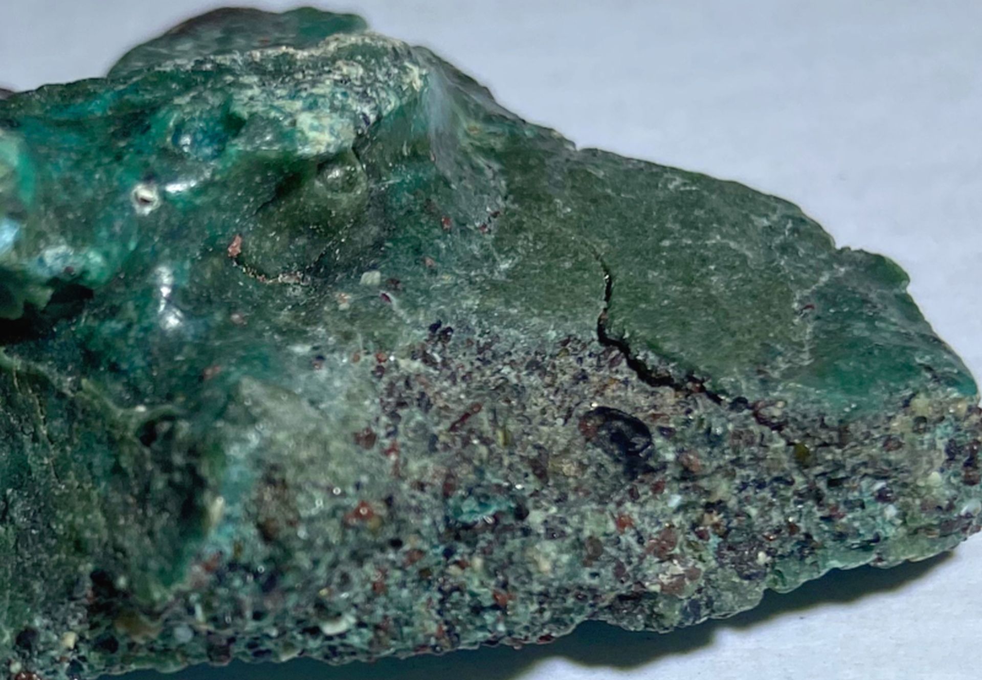 Insula vulcanică Trindade, situată în largul coastelor Braziliei, a devenit recent scena unui fenomen alarmant: țestoasele marine, care de obicei depun ouă în zone liniștite și greu accesibile, au început să-și construiască cuiburile în „rocă de plastic”, un material exotic, dar periculos pentru ecosisteme