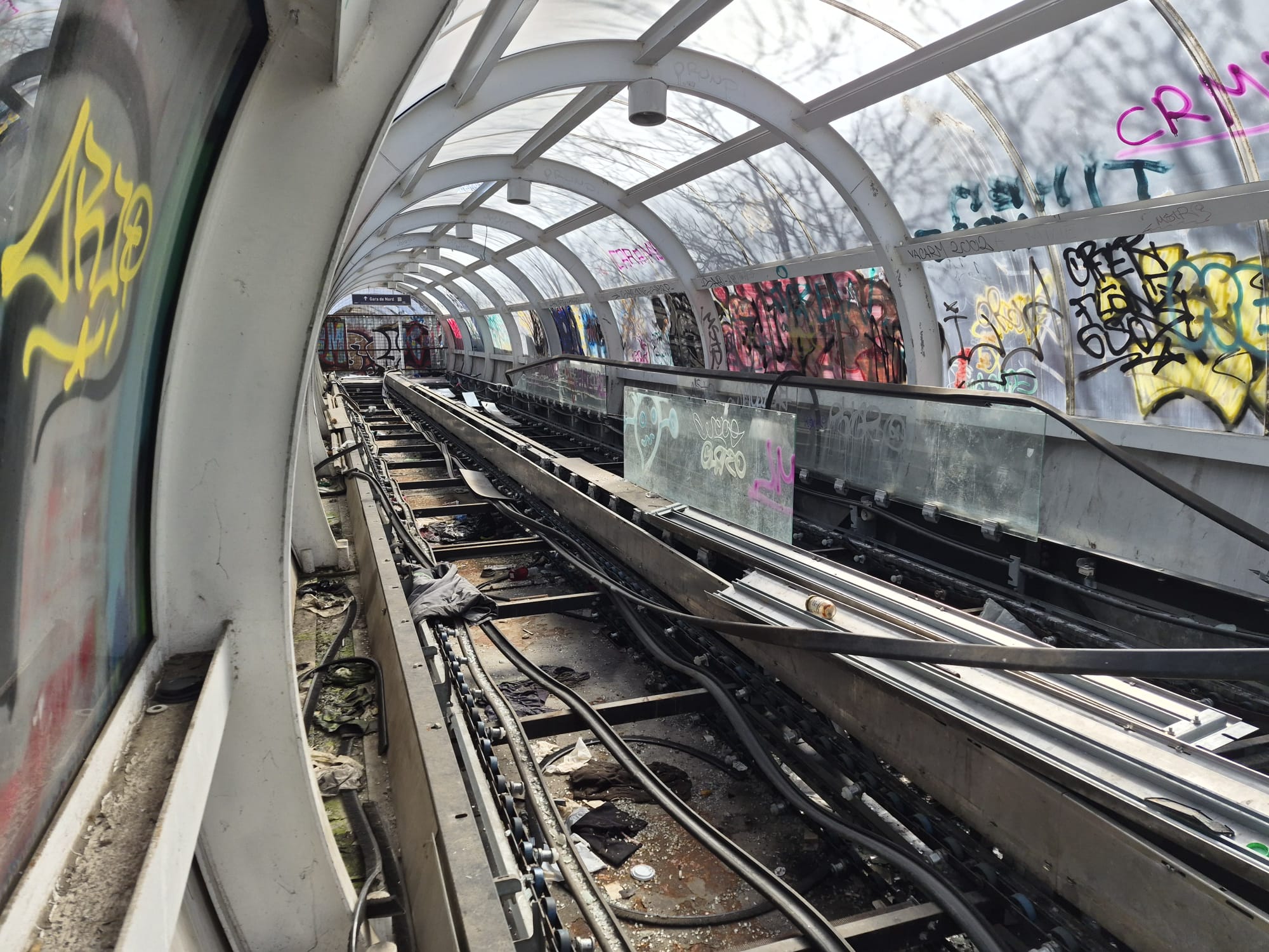 Trotuarul rulant de la Gara de Nord, o investiție de prestigiu realizată în urmă cu aproape un deceniu, se află acum într-o stare de degradare avansată, întărind imaginea proastei întrețineri a infrastructurii din București