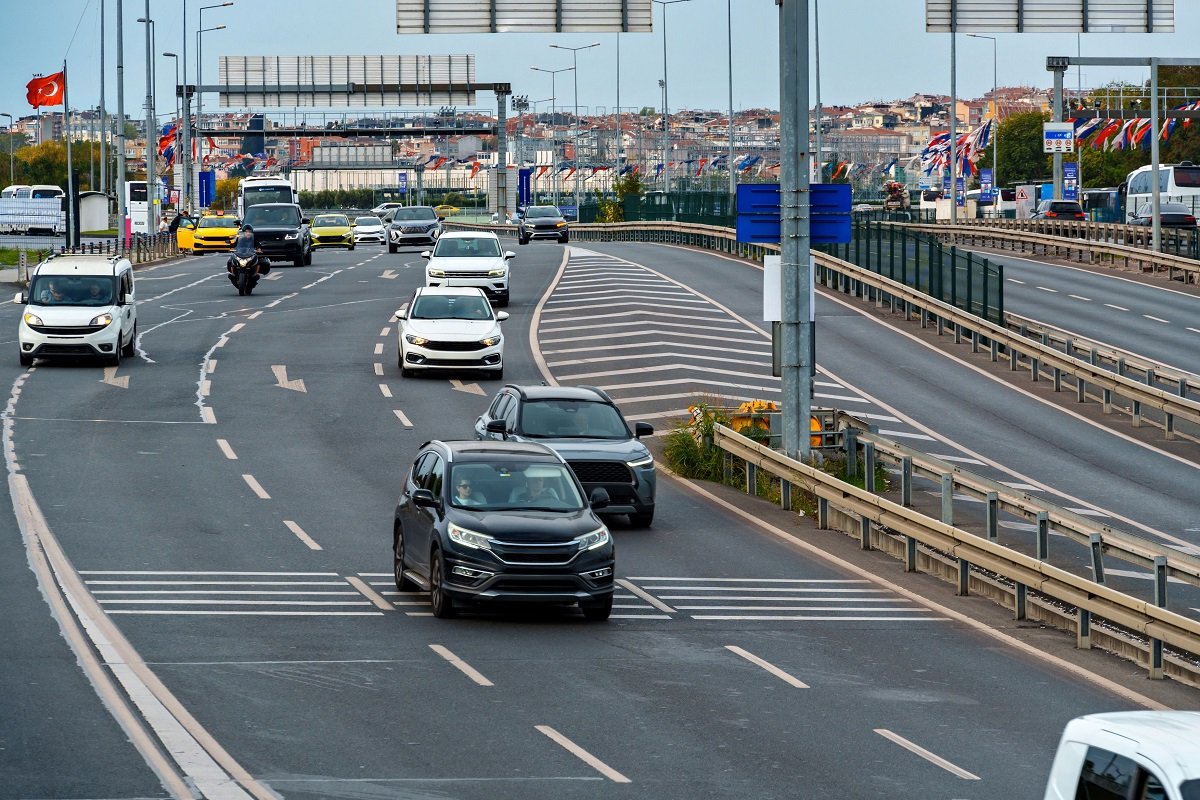 Turcia își intensifică lupta cu șoferii nesăbuiți prin sancțiuni drastice În efortul de a reduce accidentele grave și de a crește responsabilitatea în trafic, Turcia a introdus, începând cu 2026, o serie de măsuri riguroase și amenzi semnificative pentru încălcarea regulilor rutiere