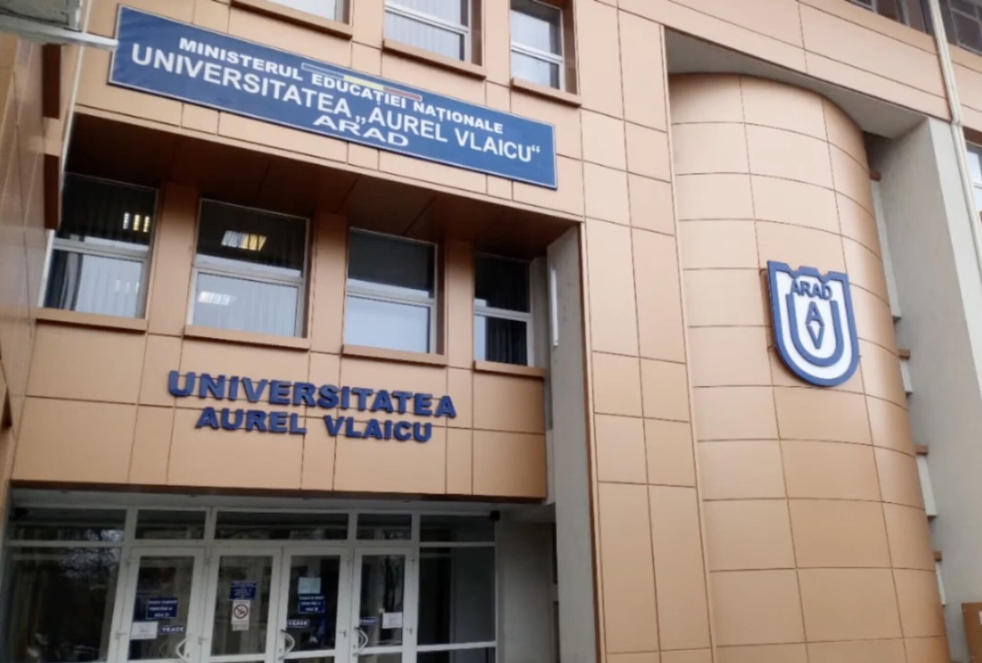 Universitatea „Aurel Vlaicu” din Arad acuză fostul rector de nereguli financiare și administrative Universitatea „Aurel Vlaicu” din Arad a depus oficial, recent, o plângere penală împotriva fostului rector, Ramona Lile, după ce un audit extern realizat în urma unor suspiciuni a identificat potențiale nereguli în mandatul acesteia