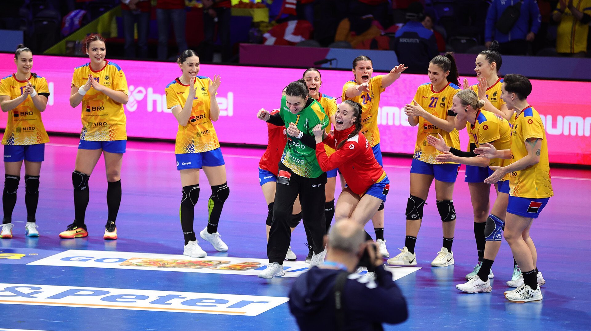 România continuă să fie o prezență consistentă și determinată în competițiile europene de handbal feminin, obținând o victorie strategică în partida cu Slovacia din cadrul EHF Euro Cup, competiție rezervată echipelor calificate direct la Campionatul European din 2026