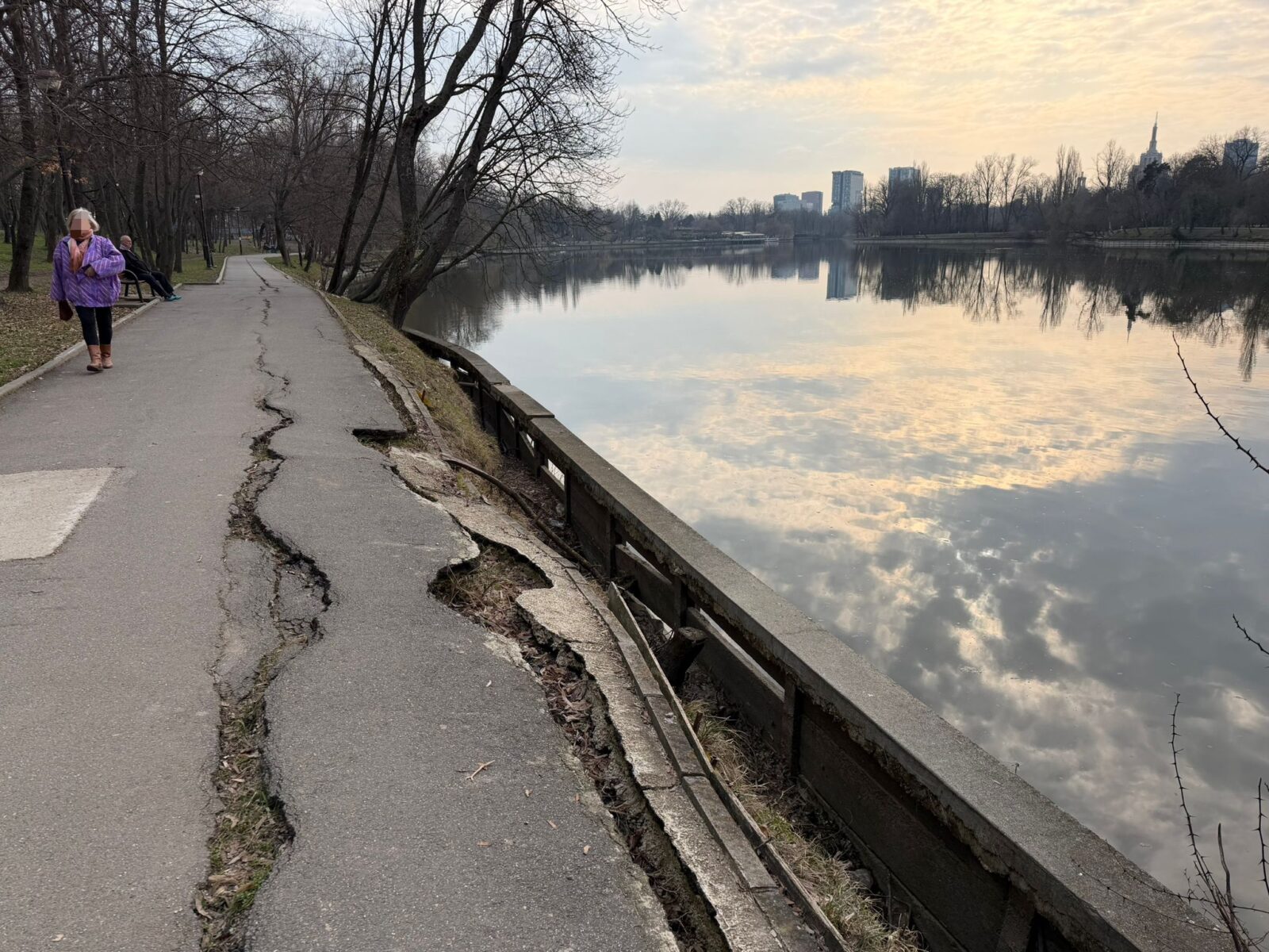 Primăria Capitalei inițiază noi lucrări de consolidare a malurilor lacului Herăstrău, după dezvăluiri privind cheltuieli inutile În plină controversă legată de administrarea Parcului Herăstrău, Primăria Capitalei anunță demararea unor proiecte majore de consolidare a malurilor lacului, în contextul unor dezvăluiri recente privind cheltuieli semnificative pentru reparații superficial-efectuate