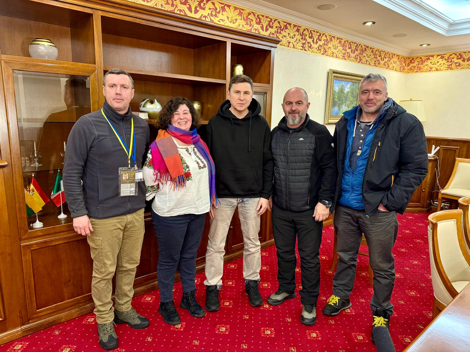 Mihailo Podolyak, consilier al președintelui ucrainean Volodymir Zelenski, atrage atenția asupra rolului crucial pe care România îl joacă în contextul războiului declanșat de Federația Rusă în Ucraina, și a importanței pentru țara noastră de a sprijini Kievul în aceste momente critice