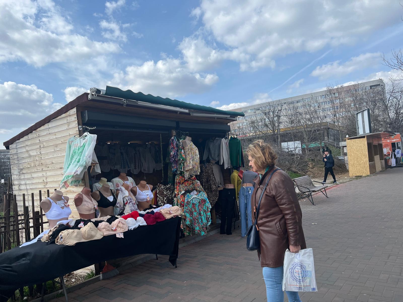 Extinderea comerțului stradal în zona Parcului IOR alimentează controverse și îngrijorări legate de viitorul spațiului verde Zona Parcului IOR, un dintre cele mai populate și frecventate spații verzi din București, devine centrul unui nou val de activități comerciale improvizate, în ciuda semnalelor de alarmă trasătoare din partea cetățenilor și autorităților locale