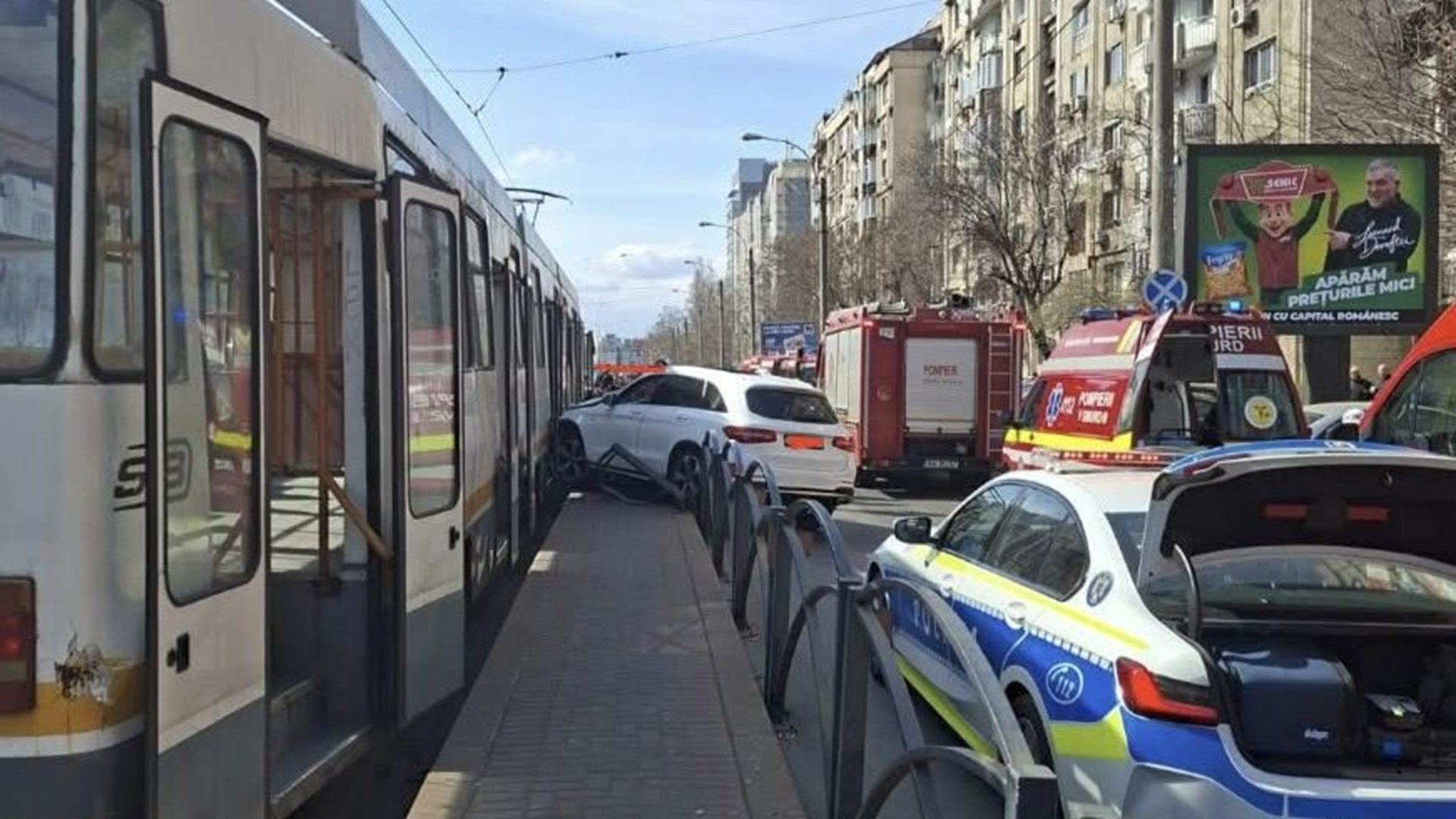 Accident grav pe bulevardul Octavian Goga din București: două persoane rănite și circulație blocată Un incident rutier deosebit de grav s-a petrecut joi după-amiază pe bulevardul Octavian Goga, în zona stației Poșta Vitan, din sectorul 4 al capitalei