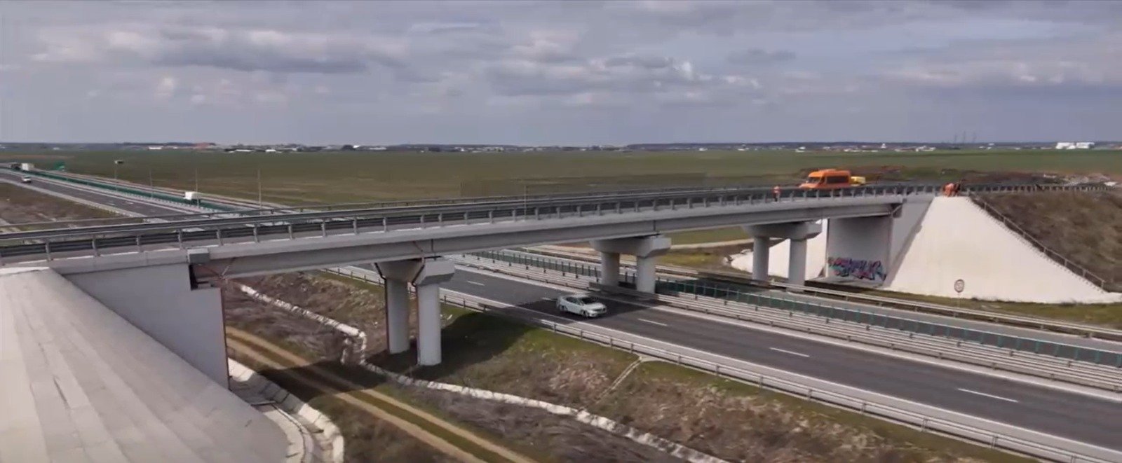 Baloteștiul a devenit recent un exemplu de gestionare discutabilă a fondurilor publice, după ce Primăria localității a achitat aproape 4 milioane de lei pentru construcția unui pod, având scopul inițial de a lega două drumuri importante