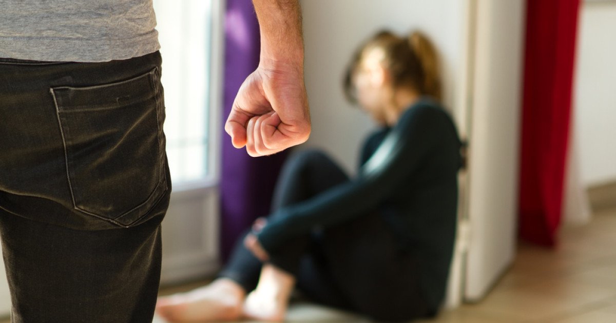 Victimele violenței domestice ar putea beneficia de concediu medical pentru refacere, psiholog: „10 zile nu sunt suficiente”