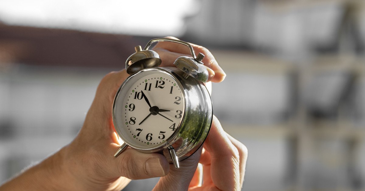 România va trece din nou la ora de vară în acest weekend, în noaptea dintre 28 și 29 martie 2026, când ceasurile vor fi date înainte cu o oră, astfel că ora 03:00 va deveni ora 04:00