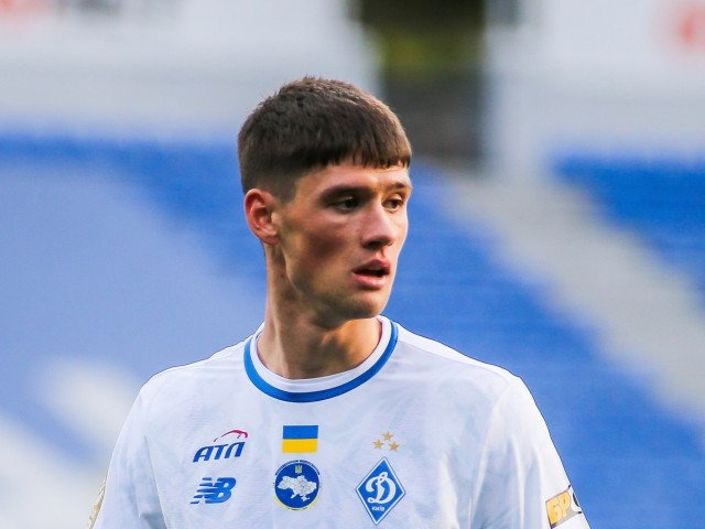 Vladislav Blănuță, unul dintre cei mai promițători tineri jucători din fotbalul românesc, se află din nou în centrul unui joc complicat de transferuri și mutări în Europa de Est