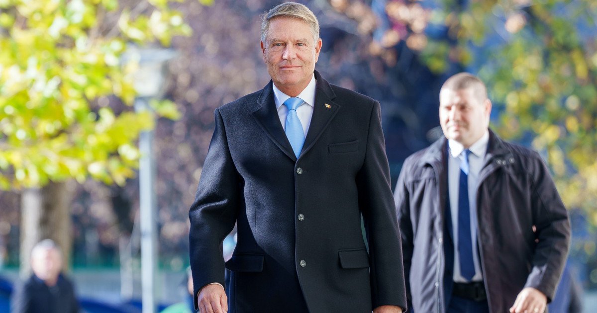 Fostul președinte Klaus Iohannis, împreună cu soția sa, Carmen Iohannis, a participat duminică la slujba de Florii, desfășurată în biserica Romano-Catolică „Sfânta Treime” din centrul Sibiului