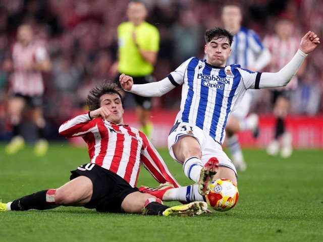 Derby basc în semifinale: Real Sociedad și Athletic Bilbao se întâlnesc din nou în sferturile Cupei Spaniei după egal 0-0 Atmosfera electrizantă din San Sebastián a fost martoră, miercuri seară, unui meci de senzație în cadrul Cupei Spaniei, unde Real Sociedad și Athletic Bilbao s-au înfruntat într-un duel parcă predestinat să reîmprospăteze rivalitatea tradițională dintre cele două mari cluburi basce