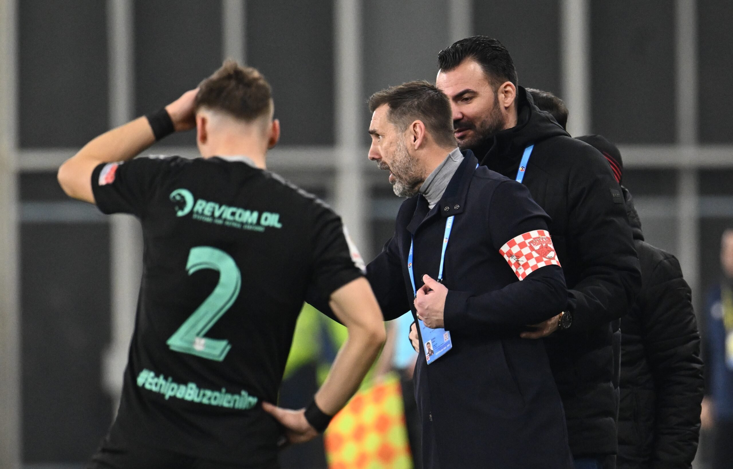 Zeljko Kopic, antrenorul lui Dinamo București, a pierdut controlul în timpul meciului din sferturile Cupei României împotriva Metalului Buzău și nu s-a sfiit să-și manifeste frustrarea față de arbitraj, acuzând oficialii pentru deciziile discutabile din timpul partidei