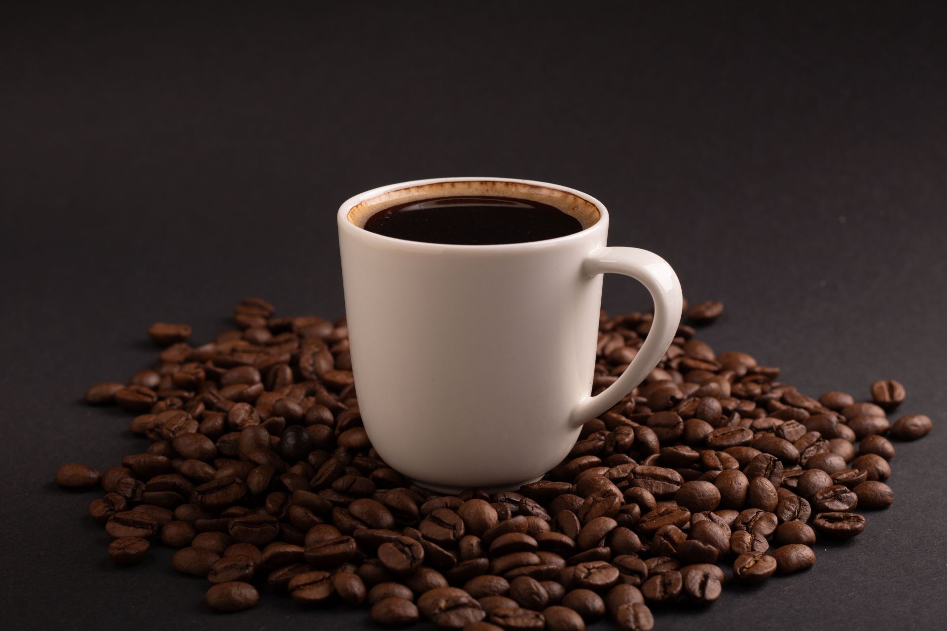 Când și unde a fost descoperită cafeaua? Povestea unui ritual mondial Istoria cafelei, această băutură emblematică care a cucerit global lumea, își are rădăcinile în inima unei regiuni considerate locul de baştină al plantei Coffea: pădurea de pe podișul etiopian Kefa, sau Kaffa