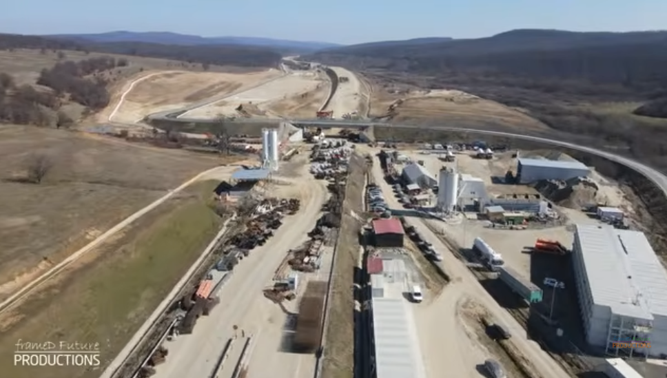 Lucrările la lotul Margina – Holdea de pe Autostrada Lugoj – Deva au avansat mai repede decât se anticipa Progrese semnificative pe șantierul lotului 2E din Autostrada Lugoj – Deva, cunoscut și ca segmentul dintre Margina și Holdea, ridicând speranțe că drumul expres ar putea fi gata mai devreme decât estimările inițiale