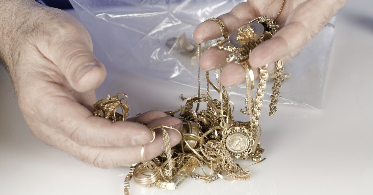 ANAF Antifraudă din București a descoperit și confiscat aur și diamante în valoare de 3,7 milioane de lei la o firmă din Călărași Autoritățile fiscale din cadrul ANAF Antifraudă București au efectuat, la sfârșitul lunii februarie, o operațiune amplă de verificare care a dus la confiscarea unor bunuri de valoare considerabilă de la o societate comercială din județul Călărași