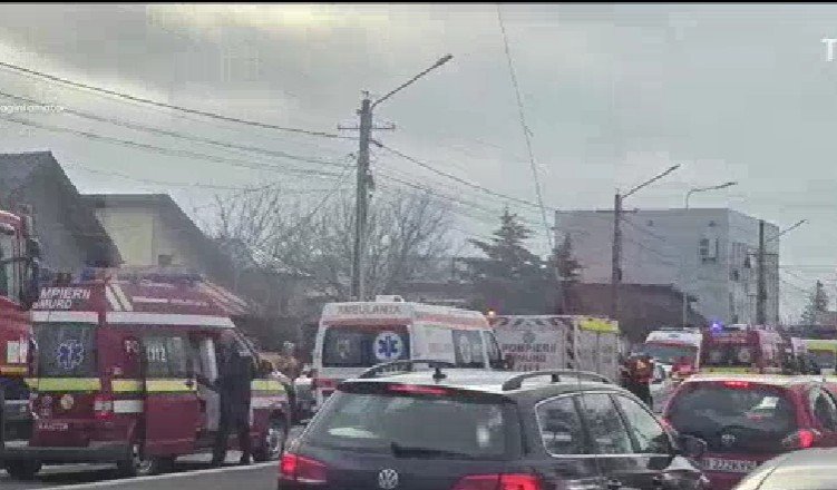 Un plan roșu de intervenție a fost activat în această dimineață în localitatea Tărtășești, județul Dâmbovița, după ce un accident rutier implicând un microbuz scolare și un autocamion a produs o situație critică pe Drumul Național 7, în zona apropiere de localitate