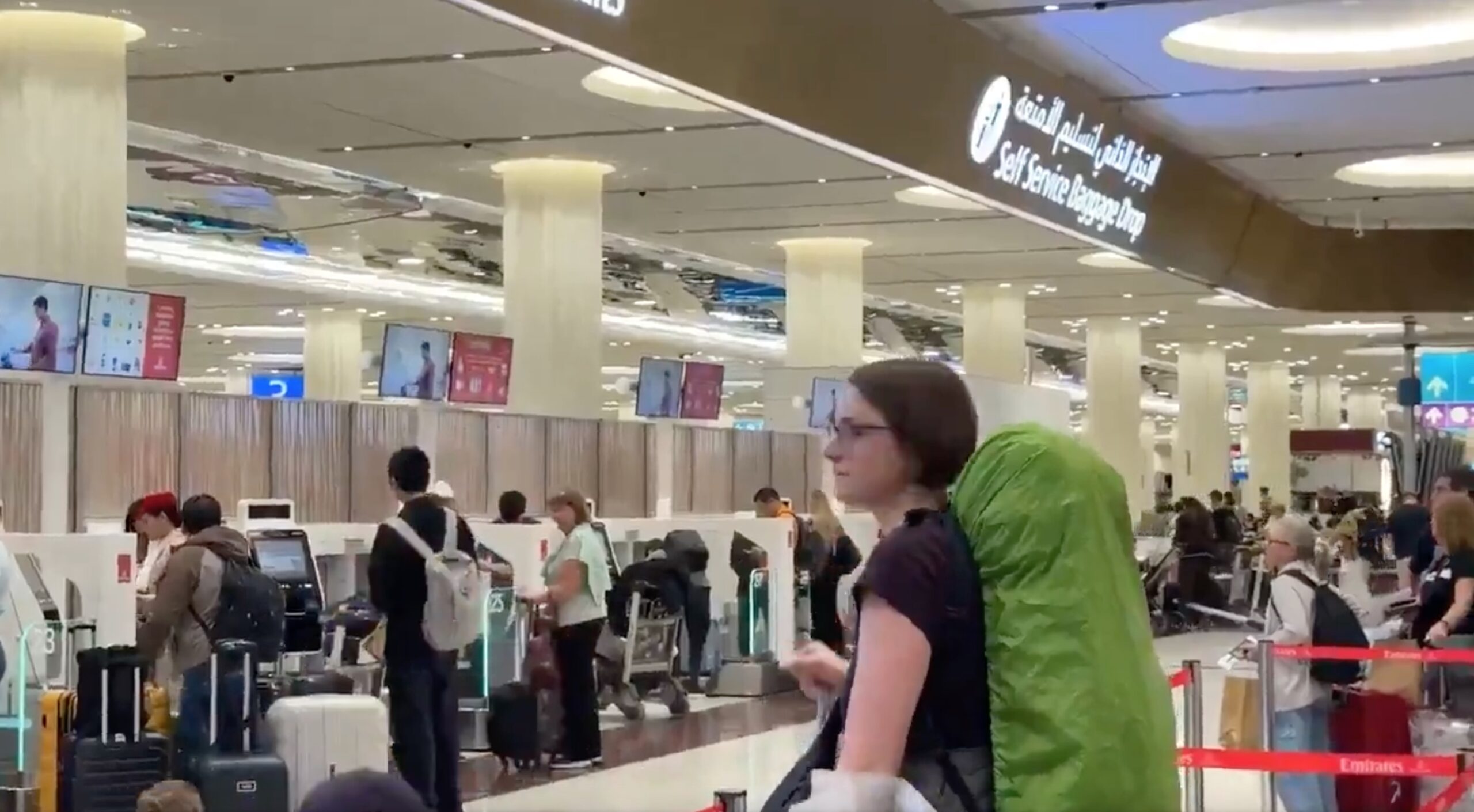 Americanii blocați în Emiratele Arabe Unite reclamă lipsa sprijinului oficial, în contextul anulării zborurilor din cauza tensiunilor cu Iranul Situație tensionată pentru cetățenii americani aflați în Dubai și alte regiuni ale Emiratelor Arabe Unite, după ce războiul deschis între Statele Unite și Iran a determinat autoritățile aeronautice americane să anuleze zborurile spre și dinspre baza afectată de conflict