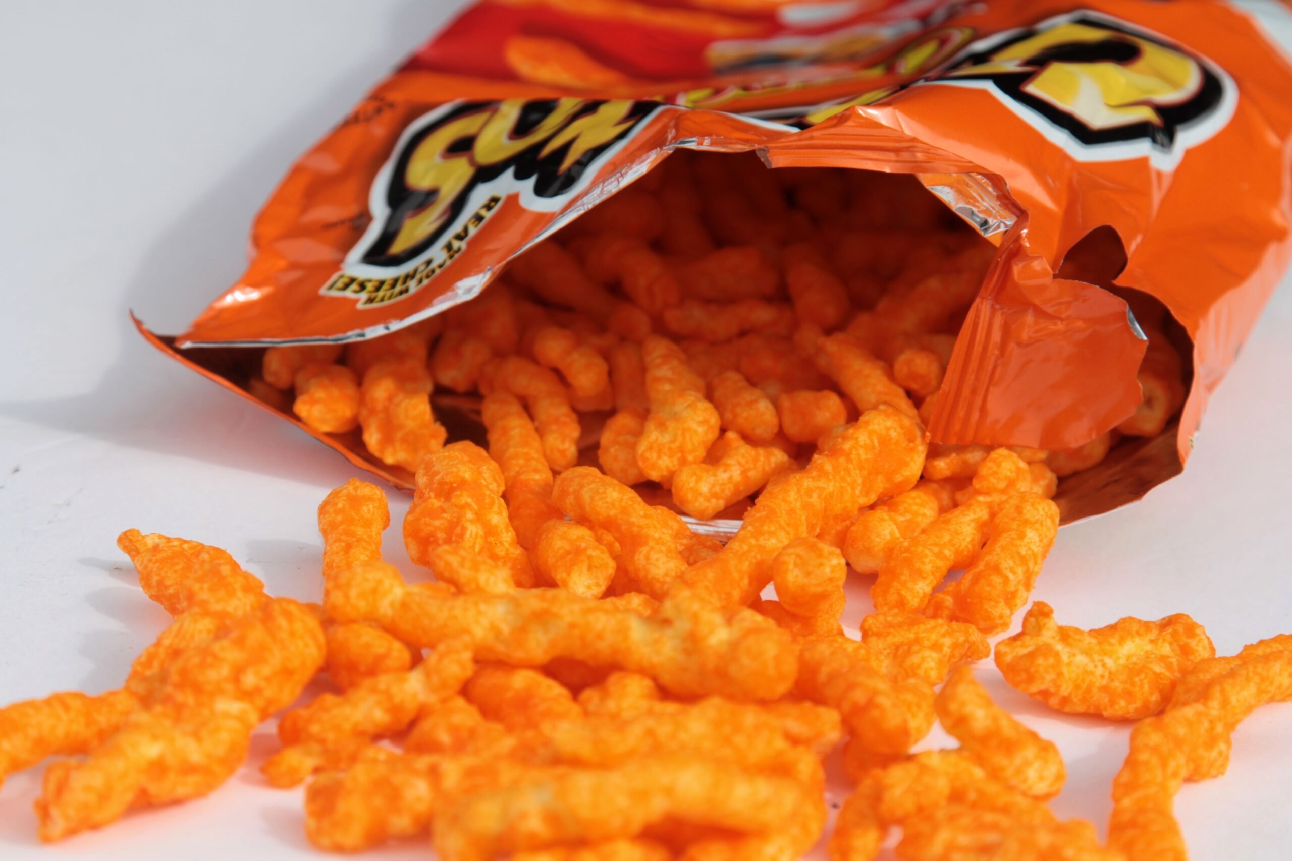 Aditivii din alimentele ultraprocesate: amenințarea ascunsă pentru microbiomul intestinal și sănătatea generală În ultimii ani, societatea a devenit din ce în ce mai conștientă de impactul dietă asupra sănătății