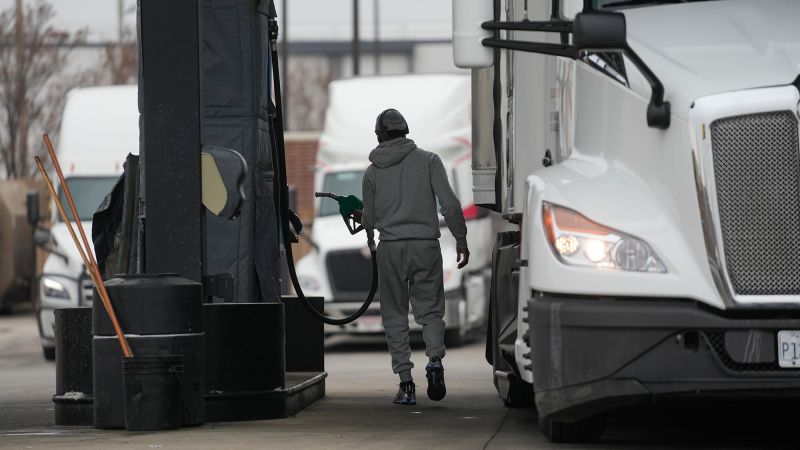 Reluarea conflictului dintre Statele Unite și Iran a provocat o creștere accelerată a prețurilor la petrol și gaze, cu un impact semnificativ asupra economiei americane