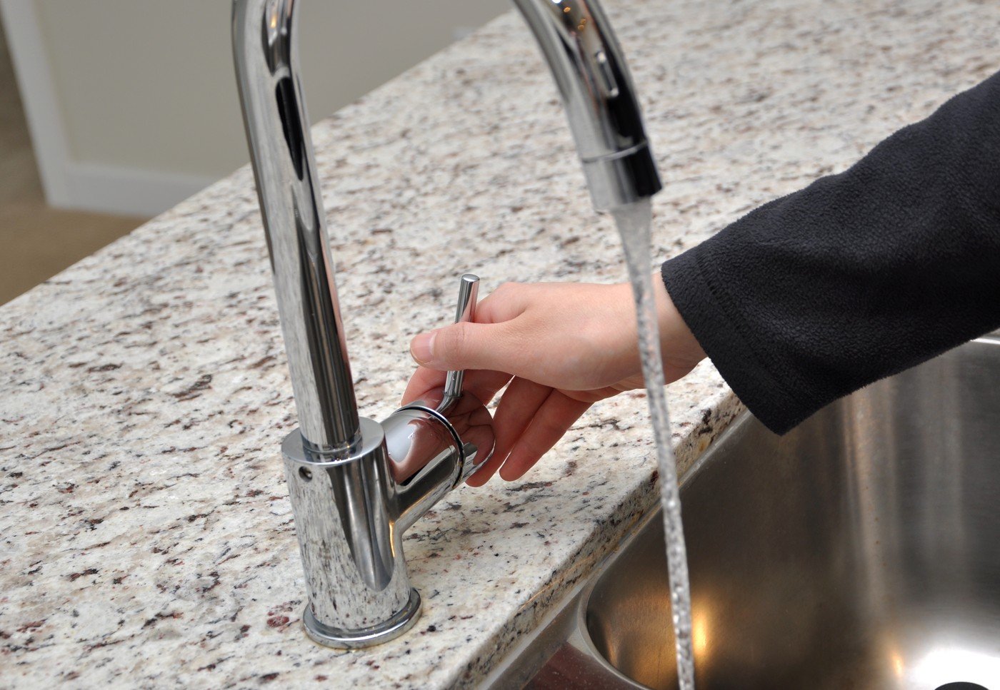 În Capitală, zilele următoare vor aduce perturbări temporare în furnizarea apei potabile în mai multe zone, odată cu programarea unor lucrări de modernizare și întreținere pe rețelele de apă, atât în Sectorul 1, cât și în Sectorul 6