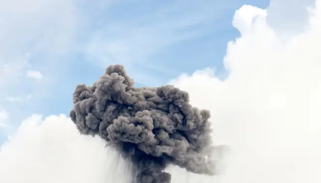 Criza energetică se adâncește în Iran, unde, în urma unui atac asupra unor importante instalații petroliere din capitala Teheran, distribuția de combustibil a fost temporar suspendată, iar orașul s-a scăldat în fum negru, semn al unor incidente grave în sectorul energetic