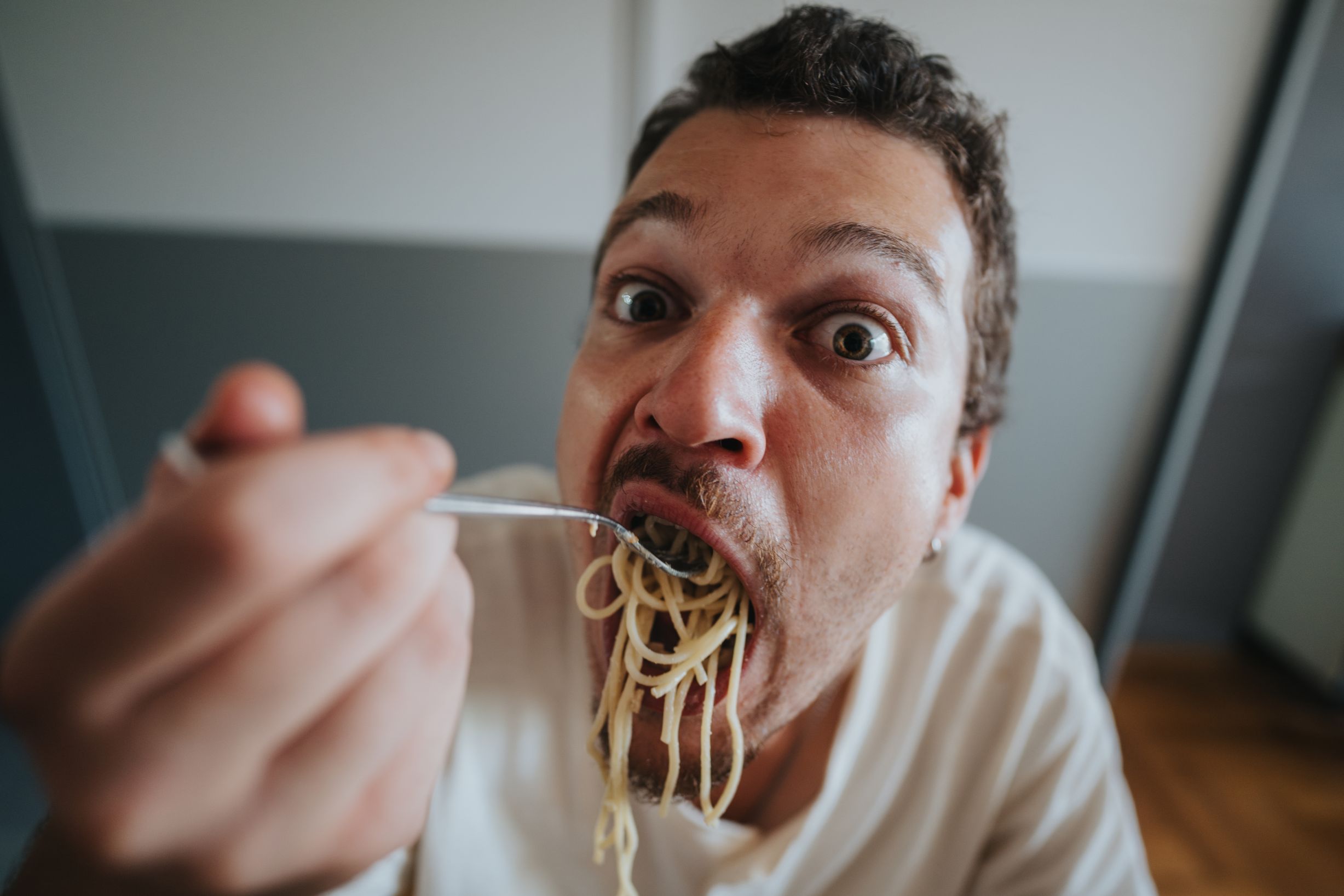 Bărbații consumă, în medie, mai multe calorii decât femeile, dar această regulă nu este atât de universală precum s-ar putea crede