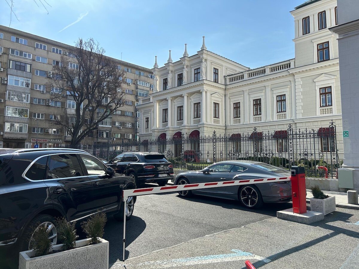 Proprietarii Palatului Știrbey contestă acuzațiile Primăriei Capitalei referitoare la montarea abuzivă a barierei de pe Calea Victoriei, susținând că au acționat legal și că unele dintre bariere se află pe terenul lor privat