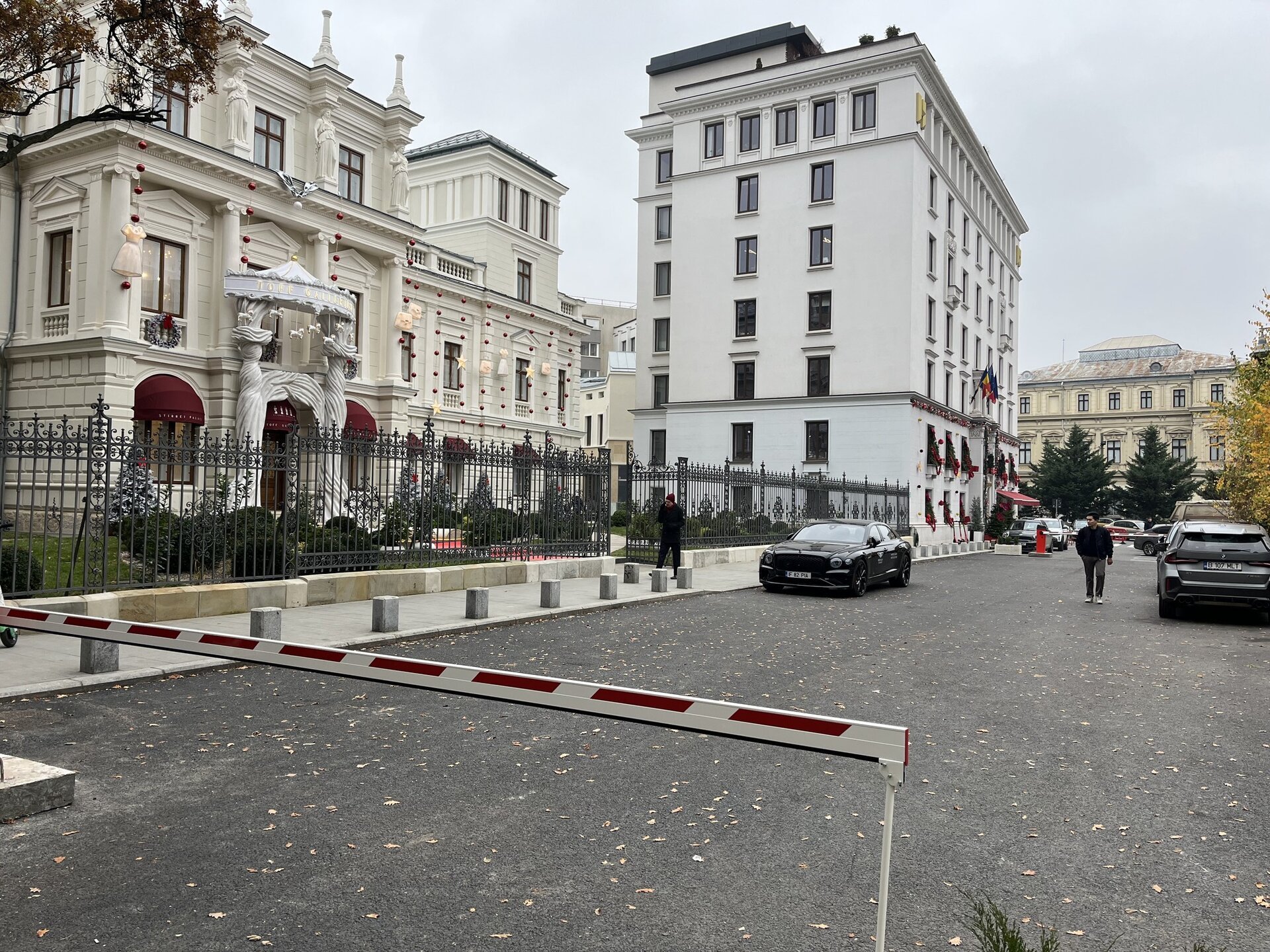 Primăria Capitalei a intervenit recent în scandalul barierei montate abuziv la o parcare publică din fața Palatului Știrbey, situat pe Calea Victoriei, o zonă emblematică pentru istoria și patrimoniul Bucureștiului