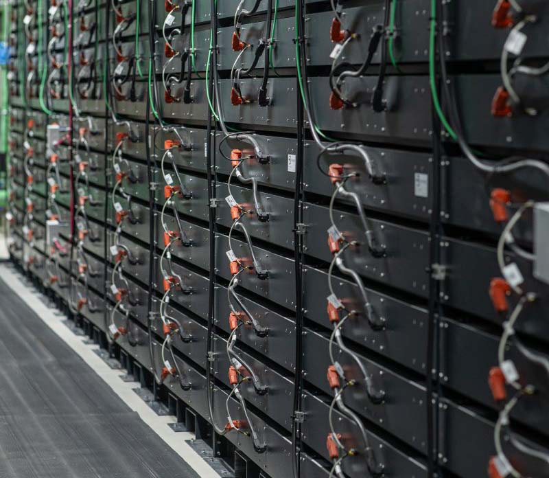 Investiție majoră în energie verde în Arad, semnal de amplificare a stocării energiei în România Județul Arad se pregătește să devină un punct strategic în infrastructura energetică a României, odată cu demararea unei noi investiții în domeniul stocării energetice