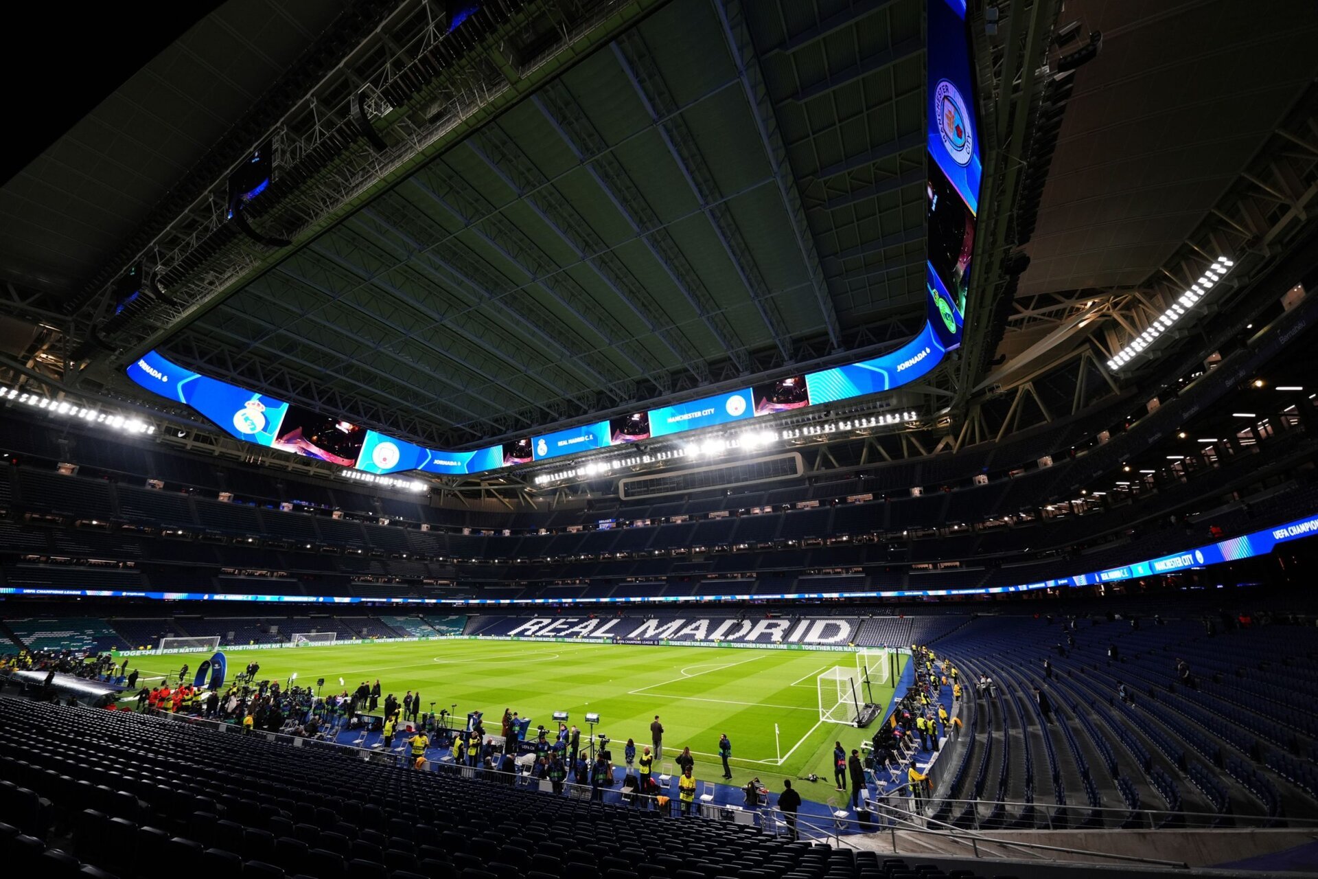 UEFA sancționează Real Madrid pentru comportament rasist al suporterilor Clubul spaniol Real Madrid a fost sancționat de Uniunea Europeană de Fotbal (UEFA) pentru comportament inadecvat al fanilor la ultimul meci din Champions League, un incident care continuă să umbrească reputația uneia dintre cele mai mari echipe din lume