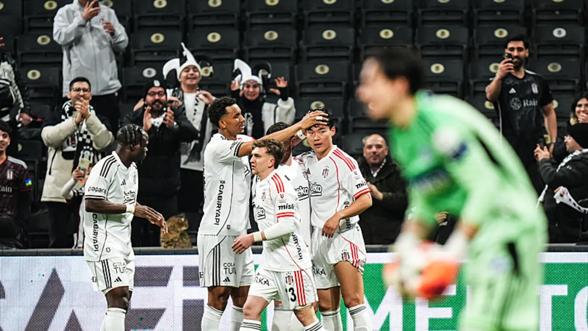 Beşiktaş câștigă în fața Kasımpaşa pentru a-și păstra avansul înainte de derby-ul cu Fenerbahçe În penultima rundă a campionatului Süper Lig, Beşiktaş a obținut o victorie importantă împotriva rivalei Kasımpaşa, scor 2-0, readucând echipa pe poziția a patra, la doar câteva zile înainte de derby-ul cu Fenerbahçe