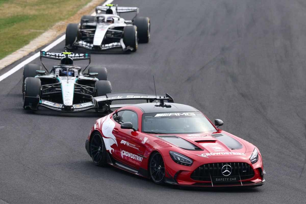 Kimi Antonelli a reușit, pentru a doua oară consecutiv, să urce pe prima treaptă a podiumului în Marele Premiu al Japoniei de la Suzuka, continuând o serie impresionantă pentru Mercedes în startul sezonului 2026