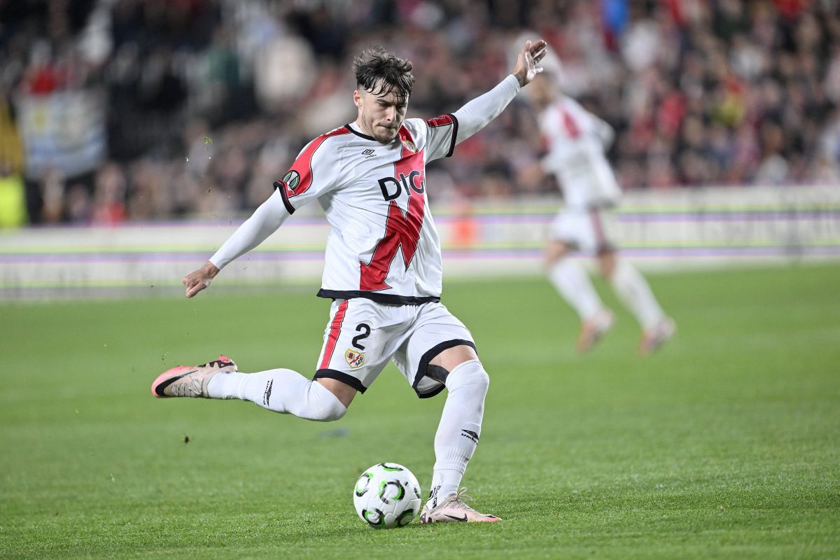 România va avea reprezentant în semifinalele Conference League după eliminarea echipei Rakow din Polonia, în timp ce AEK Atena și Rayo Vallecano au avansat dramatic în sferturile competiției, consolidând prezența fotbalului românesc pe scena europeană