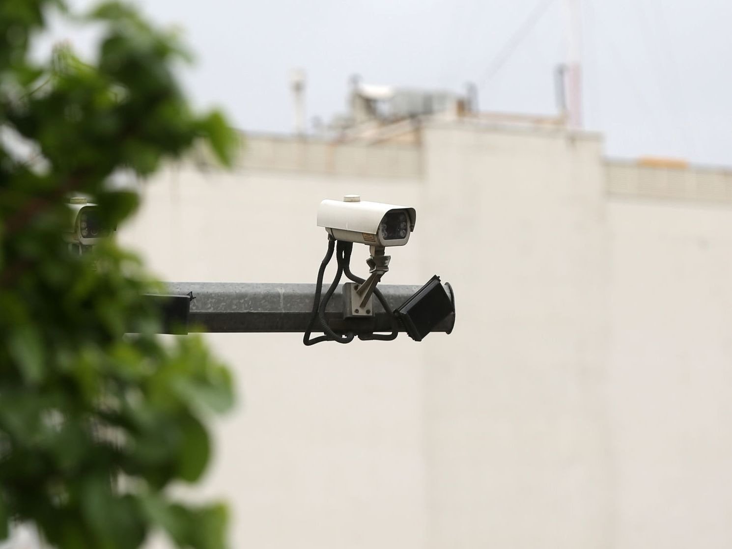 Camerele de supraveghere, odată doar un simbol al siguranței, s-au transformat în recent un instrument potențial de spionaj într-un conflict regional ce devine tot mai complex și mai digital