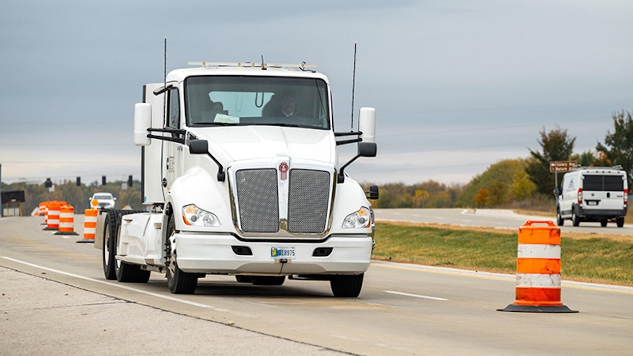 Costurile totale ale operațiunilor de transport înregistrează schimbări semnificative odată cu trecerea de la camioanele diesel la cele electrice, iar aceste diferențe pot decide viitorul flotelor mari din logistică