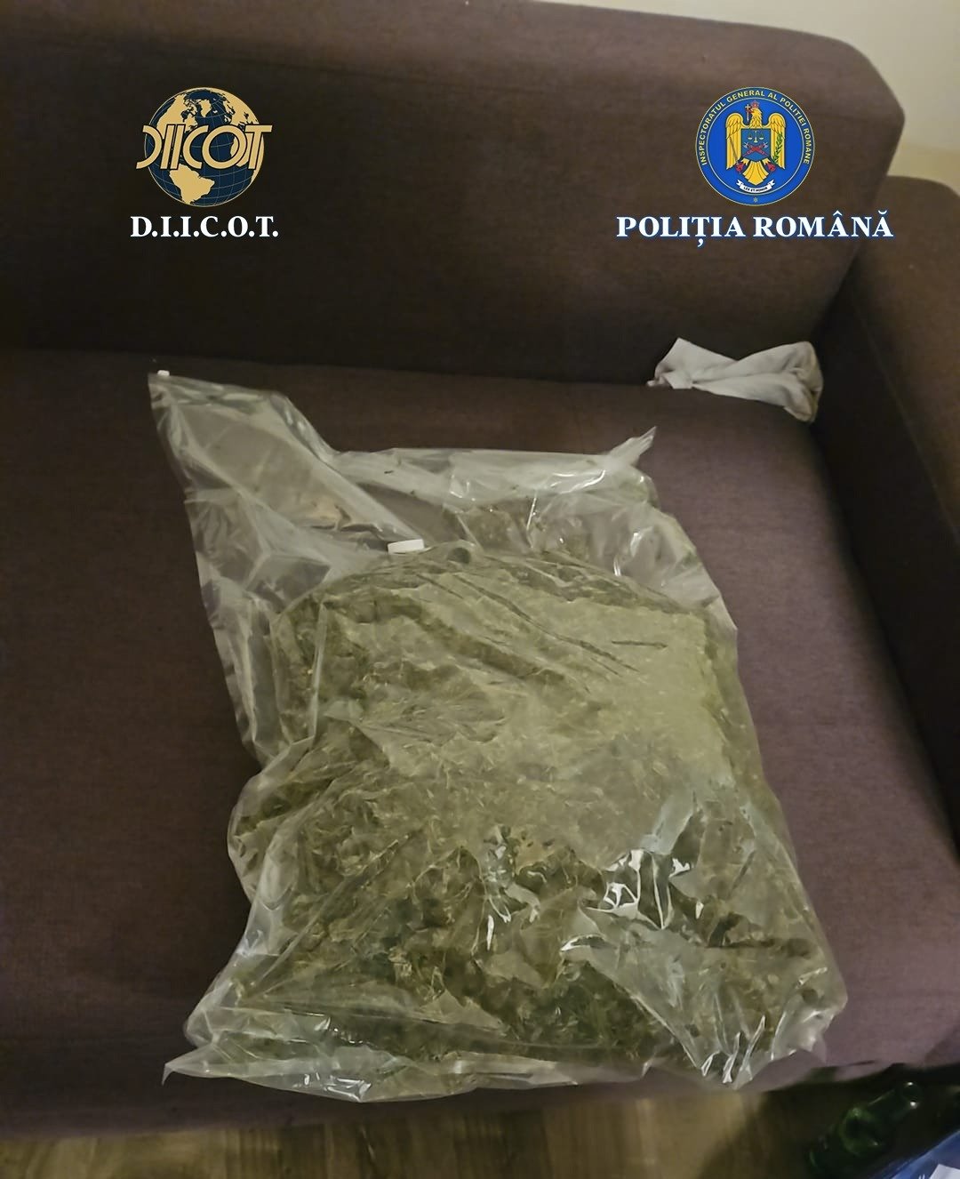 Trafic de droguri în Timișoara: Doi kilograme de canabis confiscate în urma unei operațiuni de amploare Un bărbat de 39 de ani din Timiș, suspectat de trafic de droguri de risc, a fost reținut de autorități în urma unei acțiuni intense de luptă împotriva criminalității organizate