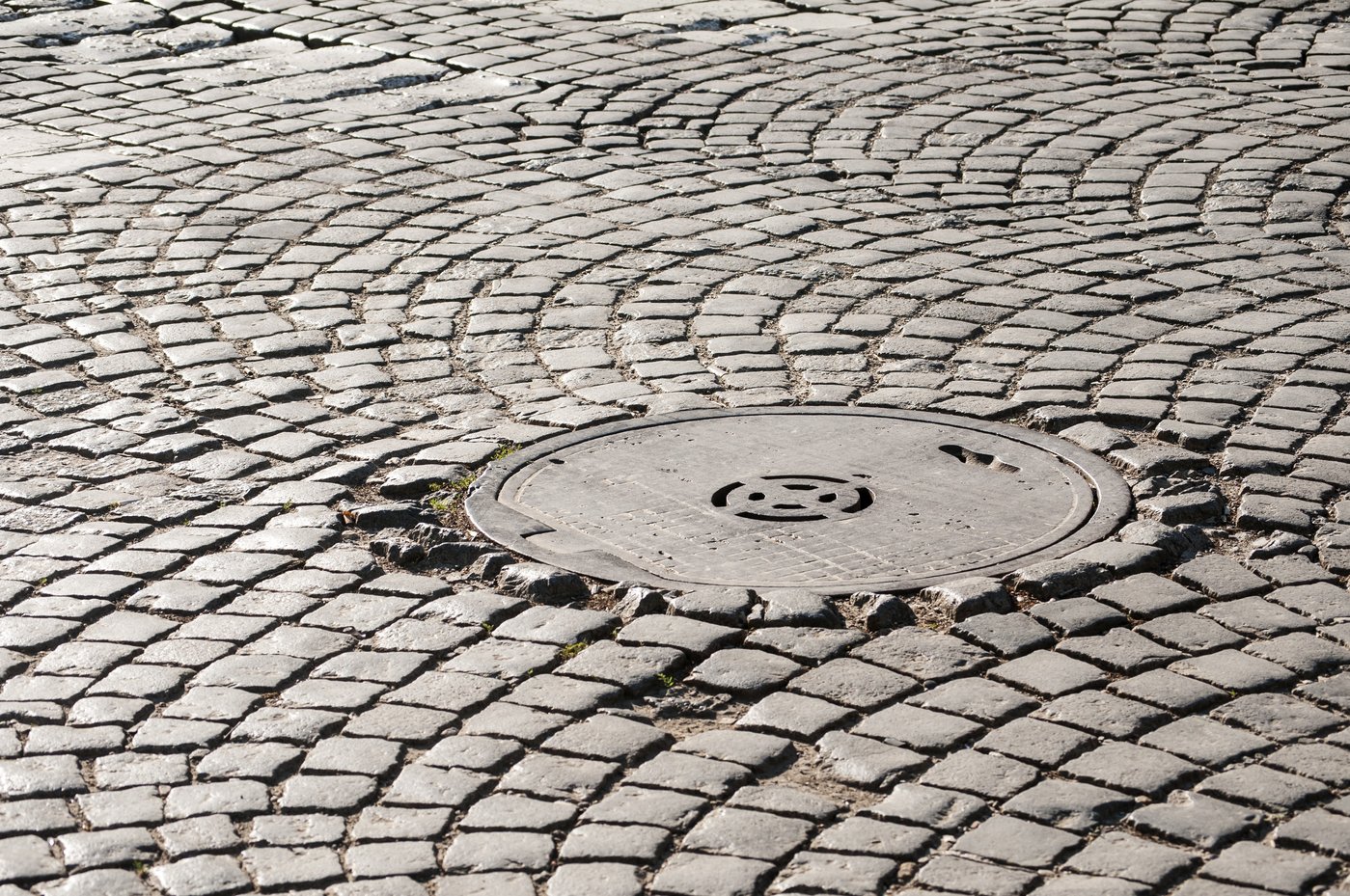 Marile orașe din România, ca și în întreaga lume, sunt susținute de o rețea subterană complexă, esențială pentru bunăstarea și funcționarea cotidiană