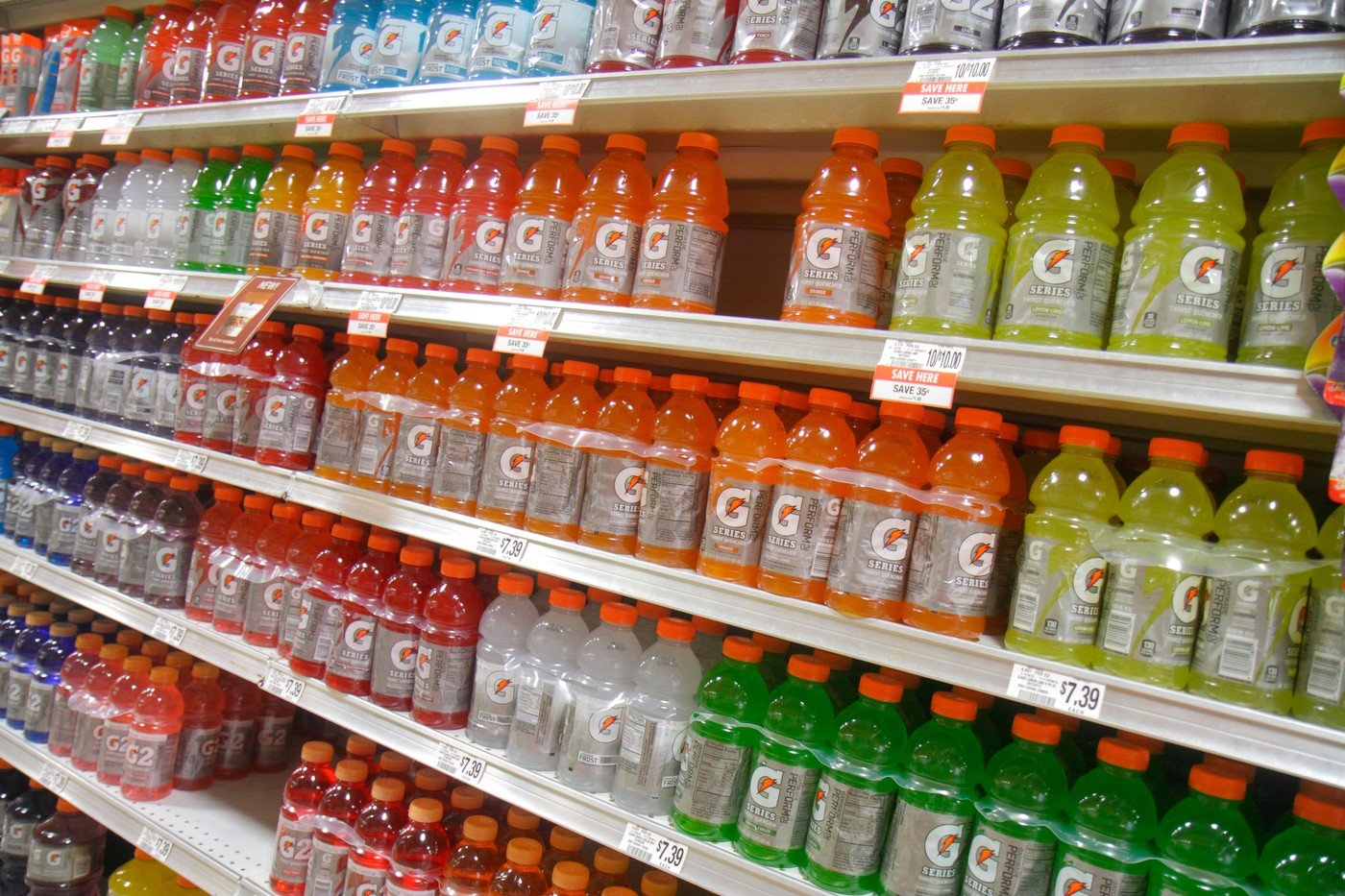 Capacele sticlelor, un detaliu aparent minor, devin tot mai importante în strategiile de marketing și siguranță ale producătorilor de băuturi din lume