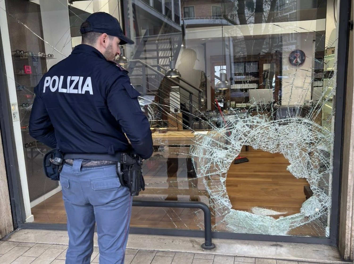 Poliția italiană a destructurat o rețea internațională de hoți români specializați în spargeri la magazine de optică, arestând patru suspecți la Padova