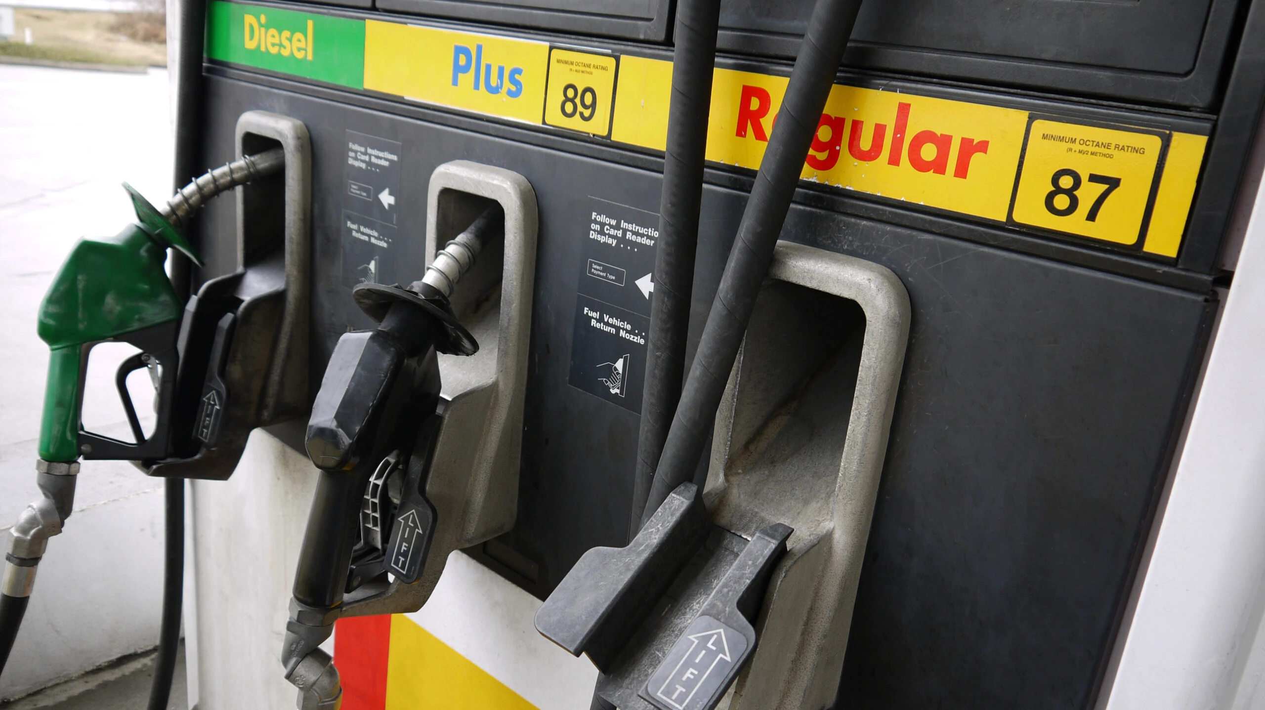 Guvernul României ia în considerare măsuri de urgență pentru controlul prețurilor la carburanți și alimente, în contextul tensionat generat de războiul din Orientul Mijlociu și de creșterea rapidă a prețurilor la energie în Europa