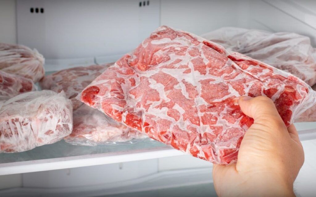 Marii consumatori de carne din România trebuie să fie în alertă, după ce fostul ministru al Muncii, Marius Budăi, a lansat un avertisment dur despre importurile de carne din afara Uniunii Europene, în special din țările aflate în blocul Mercosur, precum Brazilia