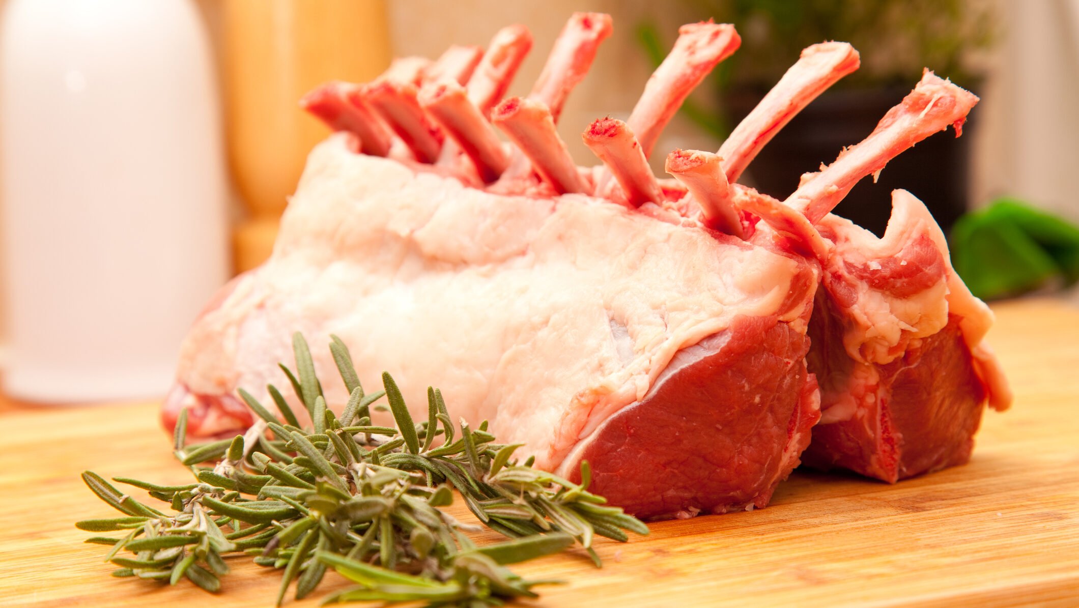 Prețul cărnii de miel în 2026: un trend de creștere și impactul asupra consumatorilor români În preajma sărbătorilor pascale, consumatorii români resimt din plin efectul creșterii prețurilor la carne, un fenomen care a devenit tot mai vizibil în ultimii ani și care se menține și în acest sezon