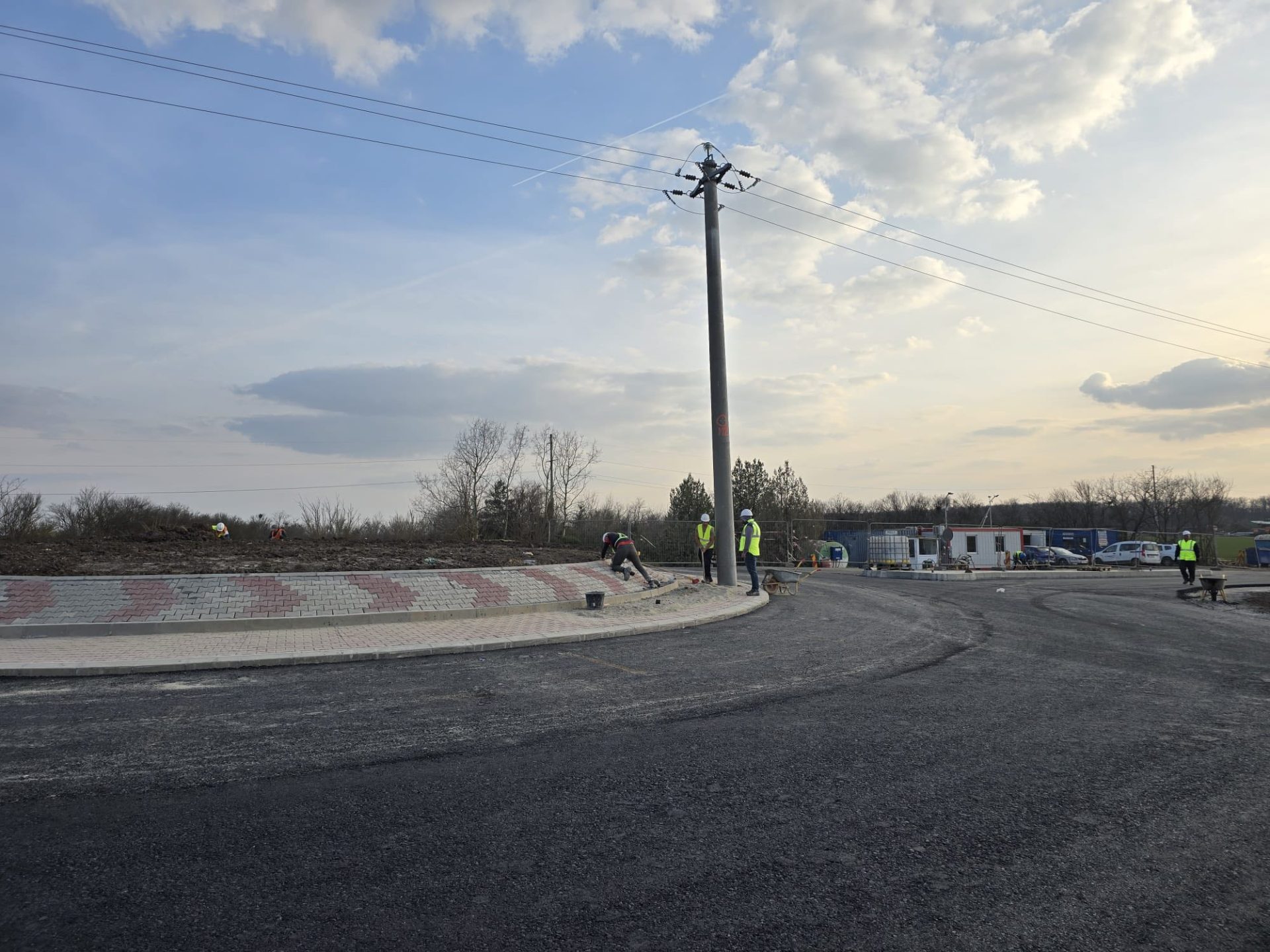 Primul strat de asfalt a fost turnat pe tronsonul din cadrul proiectului de infrastructură pentru Centura Brănești, o veste bună pentru fluidizarea traficului în această zonă cheie a Ilfovului