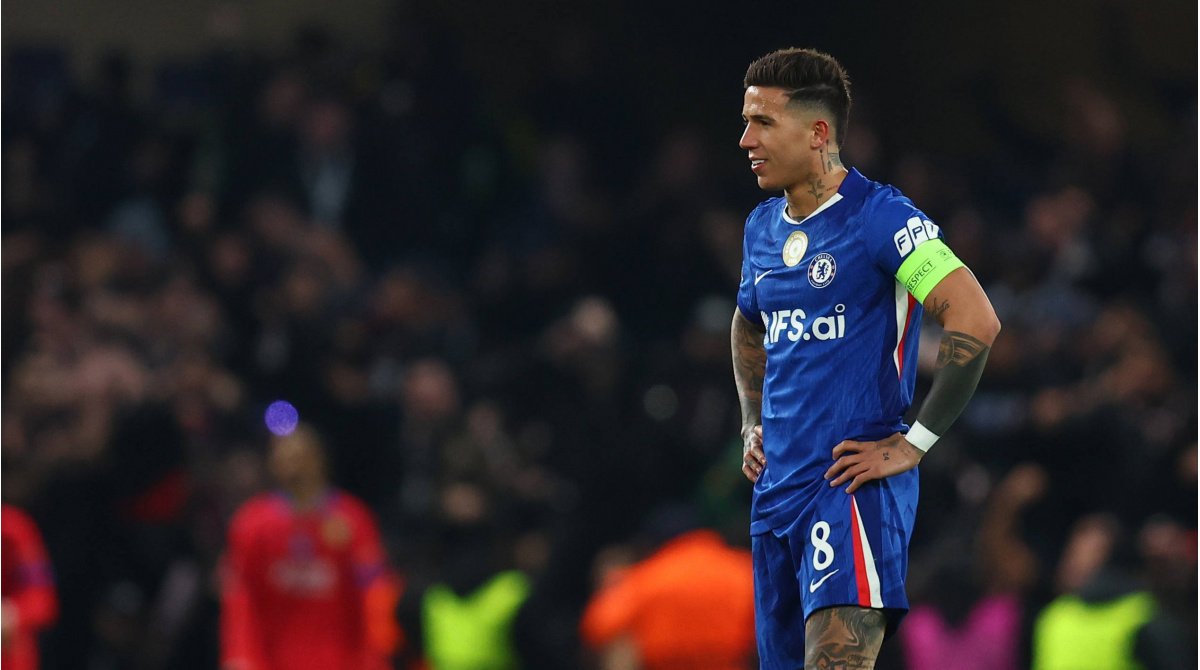 Chelsea, umilită 0-3 de PSG pe Stamford Bridge: o criză defensivă ce amenință sezonul Londrei Chelsea a suferit o înfrângere dureroasă, 0-3 acasă, în fața campioanei en-titre a Europei, Paris Saint-Germain